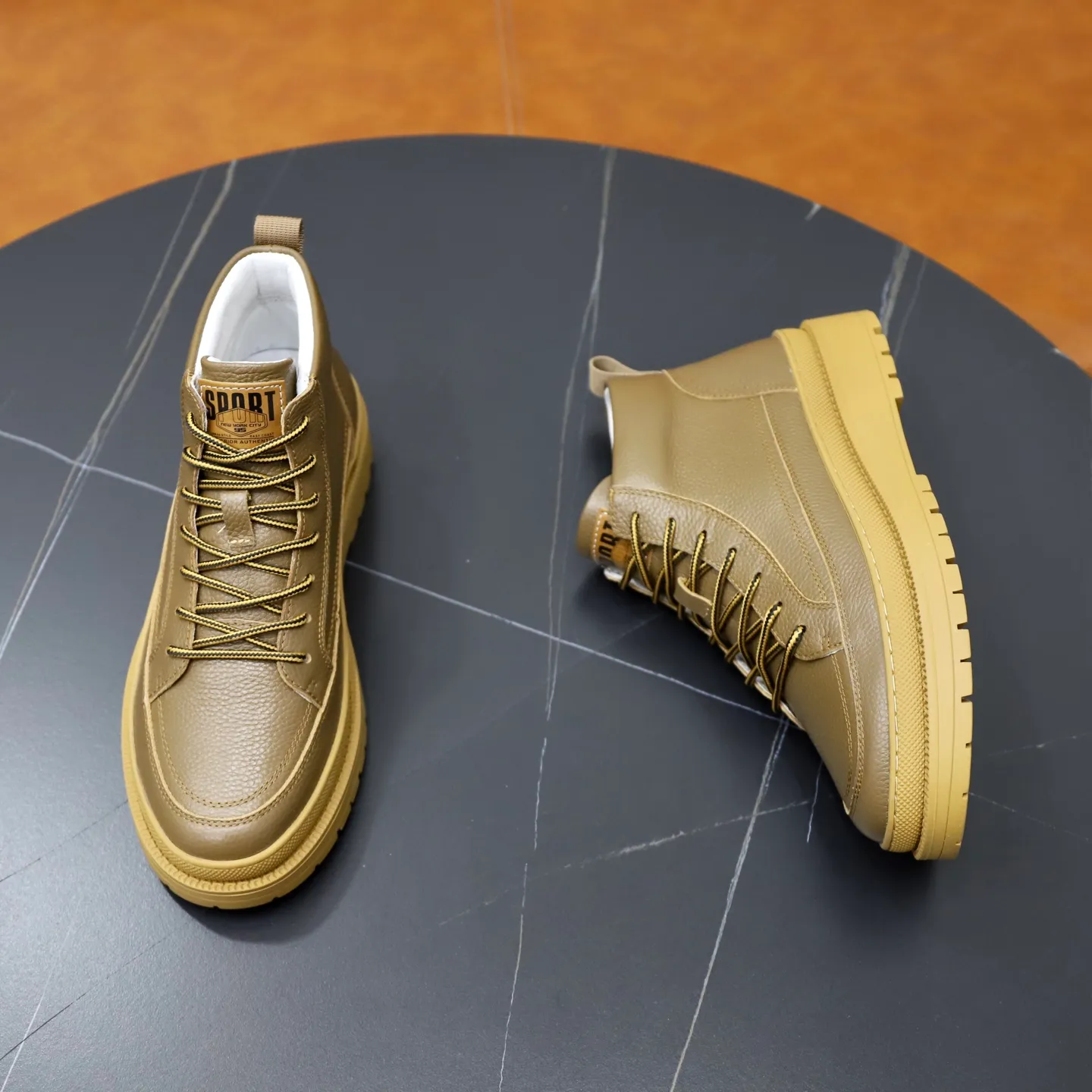 Ex-factory price: 460💰🙅‍♂️🙅‍♂️🙅‍♂️ Brand: LV Louis Vuitton Standard code: 38–44 (45 can be customized) Grade: Same as the official website Material: Original cowhide fabric Comfortable pigskin lining Lightweight wear-resistant outsole Style category: Men's fashion casual shoes and boots Running sneakers Distinguished luxury brand elements Top luxury Color: actual picture color